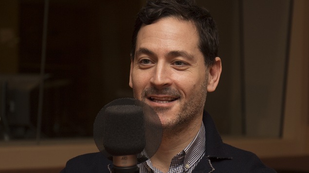 Dan Bilefski au studio 18 de Radio-Canada, à Montréal, le 11 décembre 2017