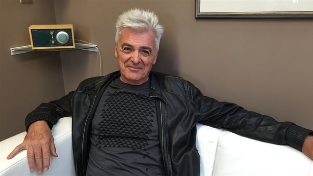 Le chanteur Daniel Lavoie assis sur un canapé