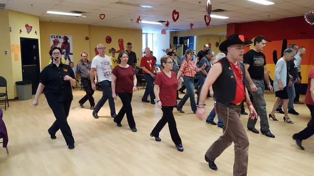 Les danseurs du Club Bolo de Montréal s'adonnent à la danse en ligne