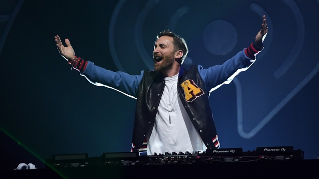 David Guetta encourage la foule de danseurs à Las Vegas, en 2017.