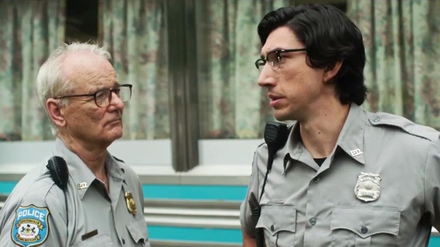 Bill Murray et Adam Driver, en policier, sont face à face dans cette image tirée du film <i>The Dead Don't Die</i>, de Jim Jarmusch.