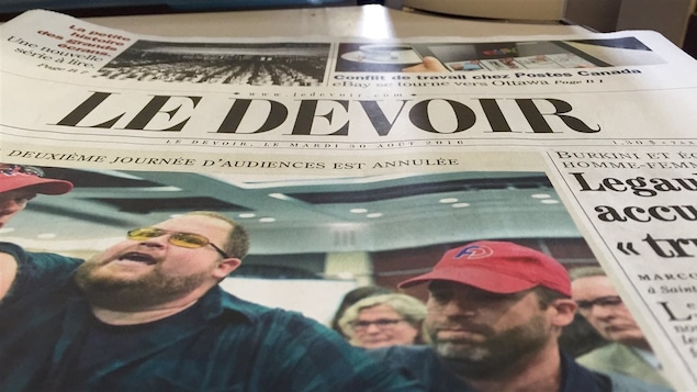 Une copie du journal <i>Le Devoir</i>.