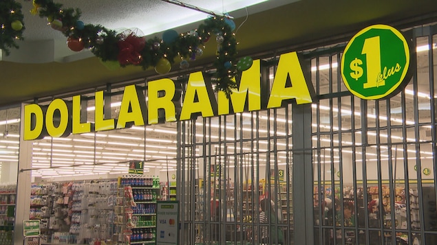 Devanture d'un magasin Dollarama, dans un centre commercial de Jonquière.