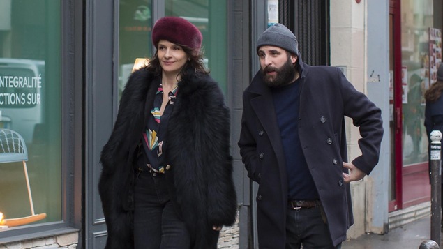 Juliette Binoche et Vincent Macaigne déambulent sur un trottoit dans cette image du film <i>Doubles vies</i>, d'Olivier Assayas.