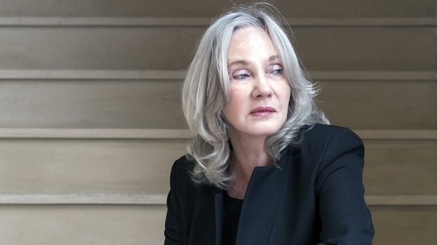 Diane Dufresne, assise dans un escalier.