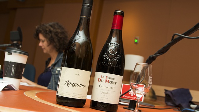 Les bouteilles des vins recommandés par Élyse Lambert sur la table du studio 18