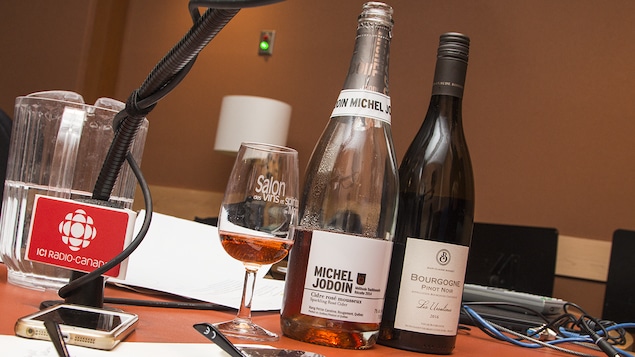 Gros plan sur les bouteilles des vins sélectionnés par Élyse Lambert cette semaine