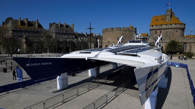 L'Energy Observer à Saint-Malo, en France, avant sa mise à l'eau