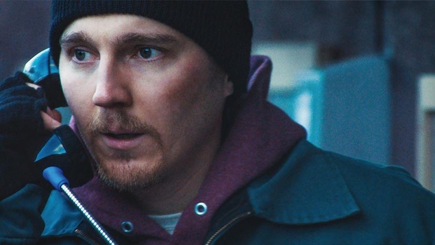 Paul Dano discute au téléphone dans cette image tirée de la série <i>Escape at Dannemora</i>.