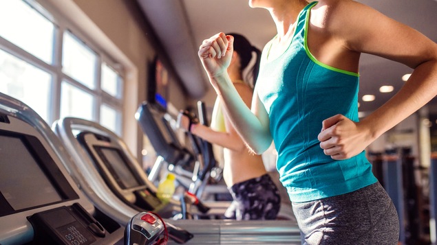 Des femmes courent sur des tapis roulant dans une salle d'entraînement.