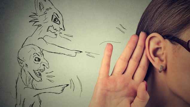 Une femme reçoit de fausses nouvelles.