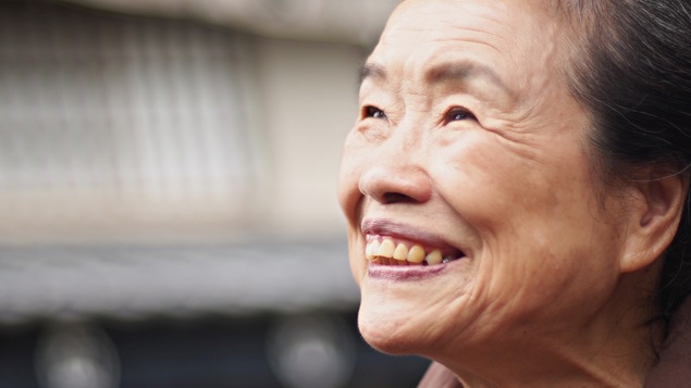 Une vieille femme japonaise souriante