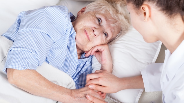 Une femme reçoit le soutien d'une infirmière.