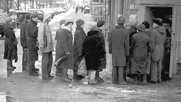 Photo en noir et blanc montrant des Moscovites faisant la file pour acheter du pain, en 1993.