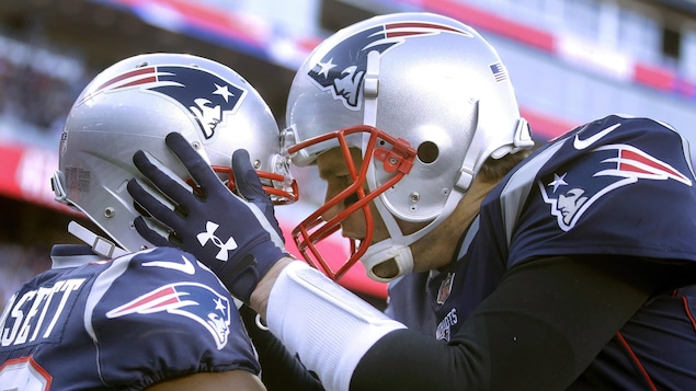 Phillip Dorsett et Tom Brady, des Patriots de la Nouvelle-Angleterre, face à face dans un moment de célébration.