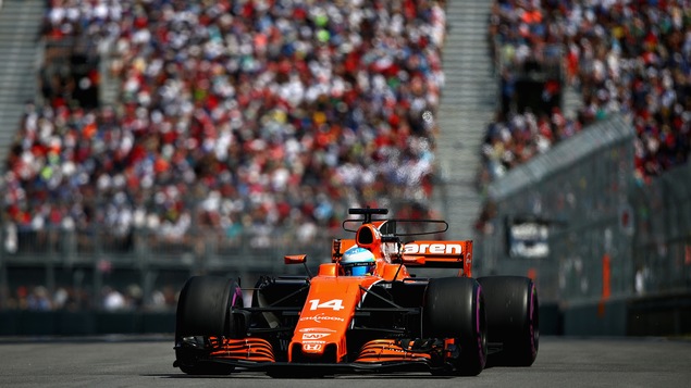 Une voiture de formule 1 négocie un virage sur le circuit Gilles-Villeneuve.