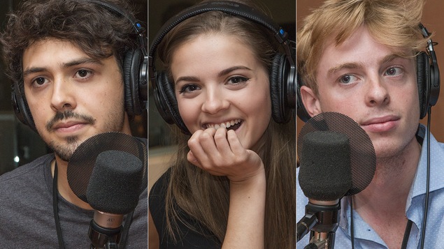 Thomas Gauthier, Alice Morel-Michaud et Émile Roy au micro de Stéphan Bureau.