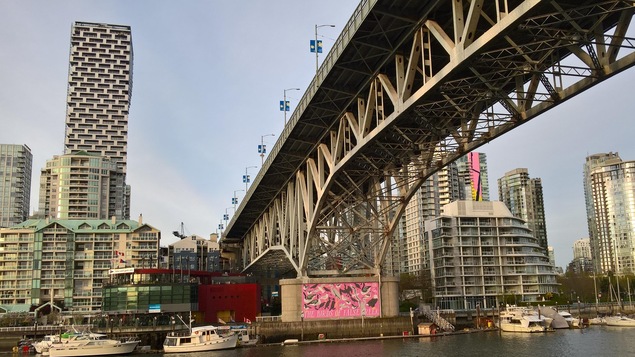 Vue de la ville de Vancouver : le pont Granville, des bateaux et des immeubles, dont une grande tour qui surplombe les autres bâtiments.