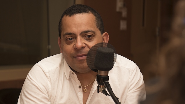 Gregory Charles répond aux questions de Catherine Perrin au studio 18 de Radio-Canada, à Montréal, le 2 avril 2018.
