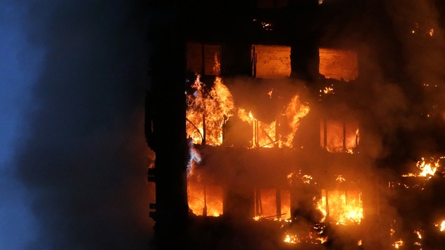 Les flammes et la fumée jaillissent des fenêtres de la tour Grenfell, à Londres, le 14 juin 2017.
