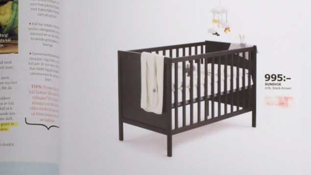 Une publicité d'Ikea affichant un berceau ainsi qu'une zone sur laquelle les clients sont invités à uriner