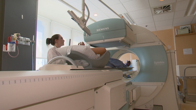 Un patient dans un appareil d'imagerie médicale.