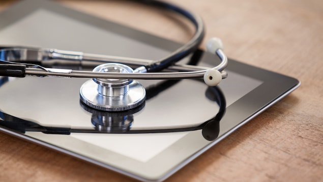 Un stéthoscope sur une tablette intelligente.