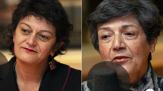 Deux femmes sont devant un micro.
