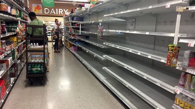 Des tablettes d'épicerie presque vides à Miami Beach avant le passage de l'ouragan Irma, le 5 septembre