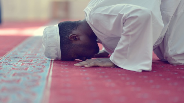 Un musulman prie au sol.