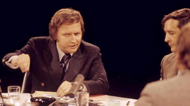 Le ministre de la Fonction publique du Québec Jean-Paul
L'Allier discute avec l'animateur Claude Piché et le journaliste du Devoir Michel Roy, qu'on voit de dos.