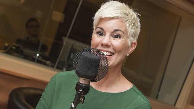 Julie DesGroseillers au micro de Catherine Perrin