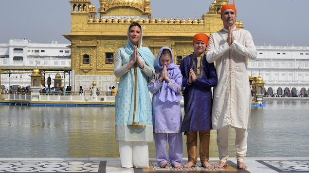 Justin Trudeau et sa famille, vêtus de costumes traditionnels, font le salut indien devant le Temple d'Or à Amritsar, au Pendjab, en Inde.