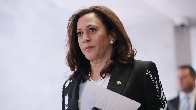 La sénatrice Kamala Harris circulant dans un corridor