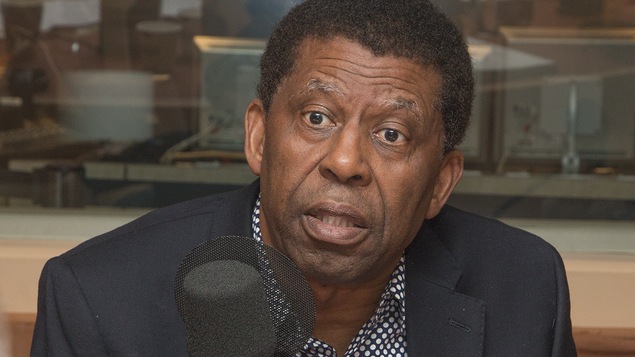 Dany Laferrière au micro d'Isabelle Craig.