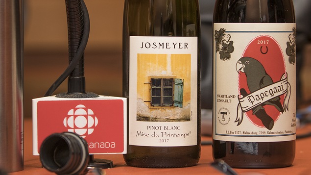 Gros plan sur les bouteilles sélectionnées par la Master Sommelier Élyse Lambert.