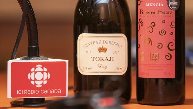 Gros plan sur les bouteilles sélectionnées par la Master Sommelier Élyse Lambert.