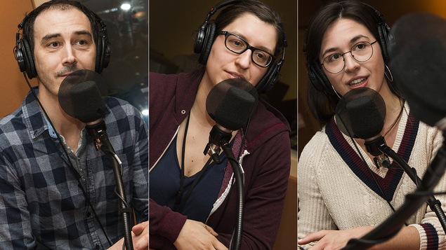 Steve Laplante, Catherine Léger et Aurélie Lanctôt discutent au micro de Catherine Perrin