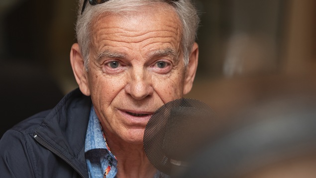 Maurice Larocque au micro de Catherine Perrrin.