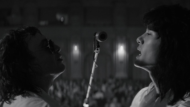 Roman Bilyk et Teo Yoo chantent dans le même microphone dans cette image tirée du film <i>Leto</i>, de Kirill Serebrennikov.