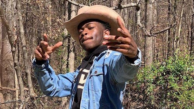 Le rappeur Lil Nas X portant un chapeau de cowboy.