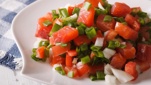 Une assiette de lomi lomi, une salade de tomate et de saumon hawaïenne.