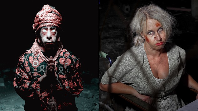 Un monstre en costume traditionnel chinois et une femme zombie en fauteuil roulant