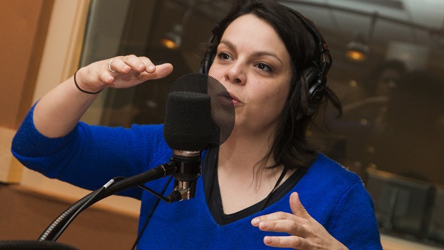 Marie-Ève Maheu au micro de Catherine Perrin