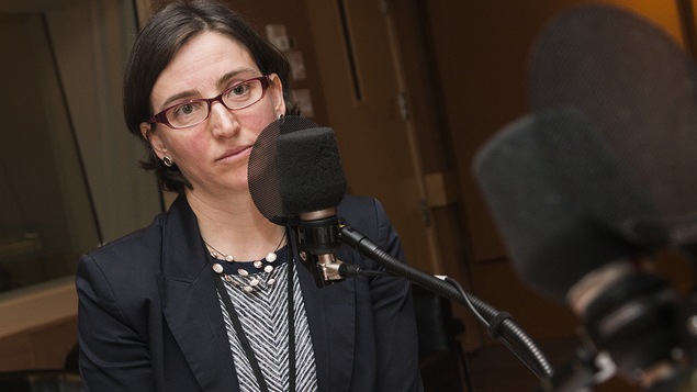 Marie-Ève Sylvestre au micro de Catherine Perrin