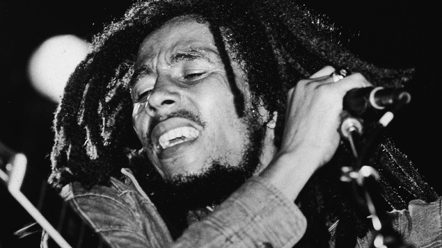Le chanteur à l'origine du reggae, Bob Marley, sur scène à la fin des années 1970.