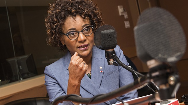 Michaëlle Jean au micro de Catherine Perrin