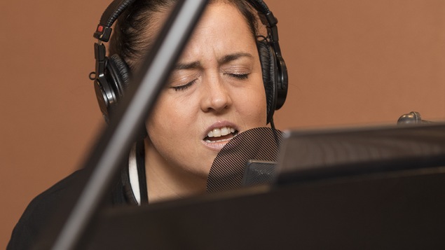 Ariane Moffatt en prestation au studio 18.