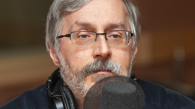 Charles Montpetit au micro de Catherine Perrin.