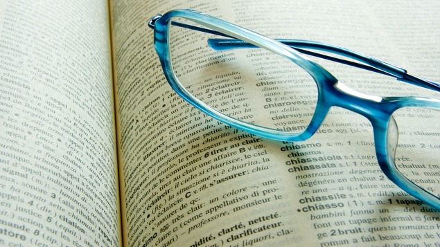 Une paire de lunettes sur un dictionnaire ouvert
